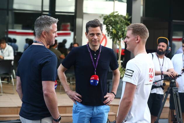 Formel 1 Großer Preis von Saudi-Arabien 24.03.2022, Jeddah Corniche Circuit, Dschidda, Formel 1 Großer Preis von Saudi-Arabien ,im Bild Mick Schumacher (DEU), Haas F1 Team im Gespräch mit seinem Onkel Ralf Schumacher und Sky Kommentator Sascha Roos.
