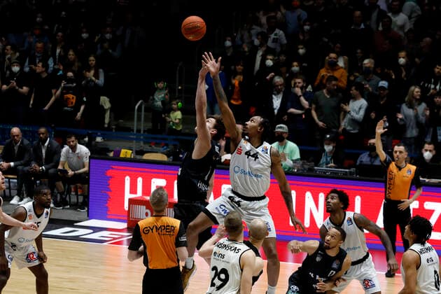 24.03.2022, easyCredit Basketball Bundesliga, BBL, Saison 2021 2022, Herren, Chemnitz Niners - Hamburg Towers Tipp off, Maik Kotsar, Hamburg Towers, Darion Atkins, Niners Chemnitz Chemnitz Messe Chemnitz Sachsen Germany