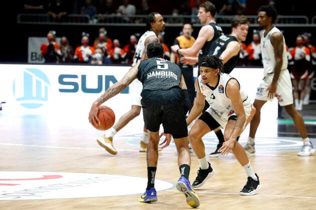 24.03.2022, easyCredit Basketball Bundesliga, BBL, Saison 2021 2022, Herren, Chemnitz Niners - Hamburg Towers Caleb Homesley, Hamburg Towers, Nelson Weidemann, Niners Chemnitz Chemnitz Messe Chemnitz Sachsen Germany