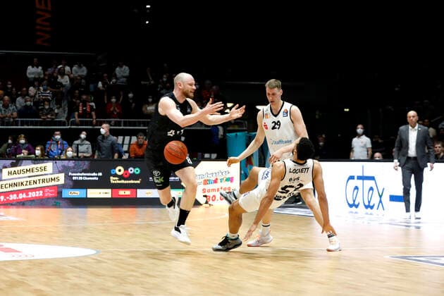 24.03.2022, easyCredit Basketball Bundesliga, BBL, Saison 2021 2022, Herren, Chemnitz Niners - Hamburg Towers Robin Christen, Hamburg Towers, Trent Lockett, Niners Chemnitz Chemnitz Messe Chemnitz Sachsen Germany