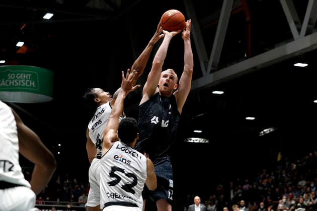 24.03.2022, easyCredit Basketball Bundesliga, BBL, Saison 2021 2022, Herren, Chemnitz Niners - Hamburg Towers Seth Hinrichs, Hamburg Towers, Trent Lockett, Niners Chemnitzm Darion Atkins, Niners Chemnitz Chemnitz Messe Chemnitz Sachsen Germany