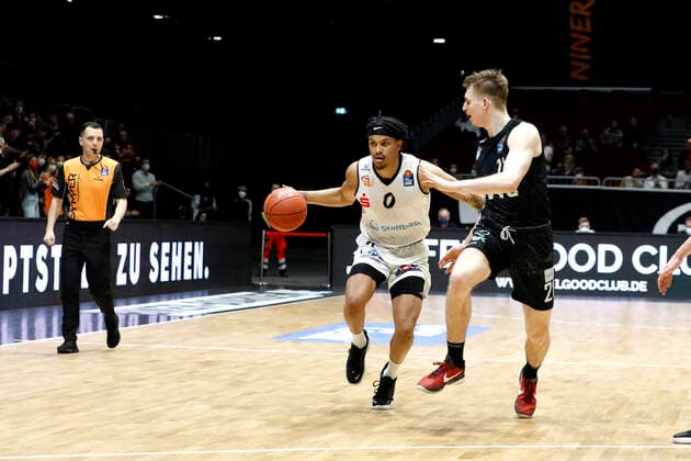 24.03.2022, easyCredit Basketball Bundesliga, BBL, Saison 2021 2022, Herren, Chemnitz Niners - Hamburg Towers Nelson Weidemann, Niners Chemnitz, Justus Hollatz, Hamburg Towers Chemnitz Messe Chemnitz Sachsen Germany