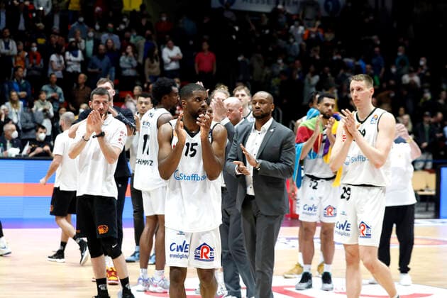 24.03.2022, easyCredit Basketball Bundesliga, BBL, Saison 2021 2022, Herren, Chemnitz Niners - Hamburg Towers Frantz Massenat, Niners Chemnitz bedankt sich bei den Zuschauern für die Unterstützung Chemnitz Messe Chemnitz Sachsen Germany
