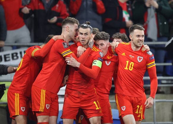 Sport Themen der Woche KW12 Wales v Austria FIFA Play-Off 24 March 2022, Cardiff - FIFA World Cup, WM, Weltmeisterschaft, Fussball 2022 Qualifier Play-Offs - Wales v Austria - Joe Rodon of Wales celebrates with scorer of the opening Welsh goal Gareth Bale. Photo: Charlotte Wilson Offside. Cardiff UK *** Wales gegen Österreich FIFA Play Off 24. März 2022, Cardiff FIFA Fussball-Weltmeisterschaft 2022 Qualifikation Play Offs Wales gegen Österreich Joe Rodon von Wales feiert mit dem Torschützen des ersten walisischen Treffers Gareth Bale Foto Charlotte Wilson Abseits Cardiff UK  Copyright: xCharlottexWilsonx xOffsidexOffside