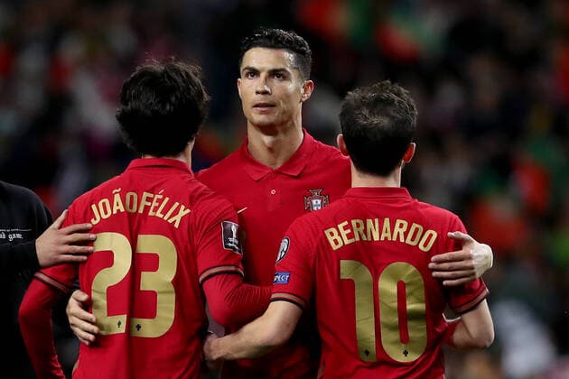 Sport Themen der Woche KW12 Portugal v Turkey: Knockout Round Play-Offs - 2022 FIFA World Cup, WM, Weltmeisterschaft, Fussball Qualifier Portugal s forward Cristiano Ronaldo (C ) celebrates with Joao Felix (L) and Bernardo Silva at the end of the 2022 FIFA World Cup Qualifier knockout round play-off football match between Portugal and Turkey at the Dragao stadium in Porto, Portugal, on March 24, 2022. Porto Portugal  Copyright: xPedroxFiuzax originalFilename:fiuza-portugal220324_npHfP.jpg