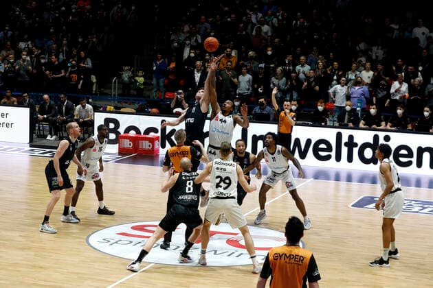 24.03.2022, easyCredit Basketball Bundesliga, BBL, Saison 2021 2022, Herren, Chemnitz Niners - Hamburg Towers Tipp off Maik Kotsar, Hamburg Towers, Darion Atkins, Niners Chemnitz Chemnitz Messe Chemnitz Sachsen Germany