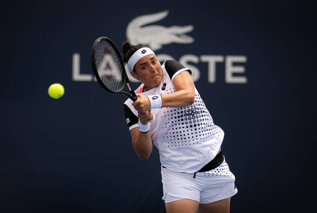 March 24, 2022, MIAMI, FLORIDA, UNITED STATES: Ons Jabeur of Tunisia in action during the second round of the 2022 Miami Open WTA, Tennis Damen 1000 tennis tournament against Magda Linette of Poland MIAMI UNITED STATES - ZUMAa181 20220324_zaa_a181_012 Copyright: xRobxPrangex