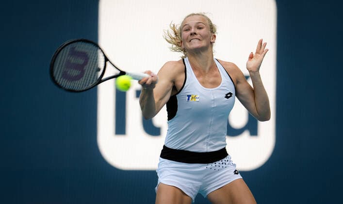 March 24, 2022, MIAMI, FLORIDA, UNITED STATES: Katerina Siniakova of the Czech Republic in action during the second round of the 2022 Miami Open WTA, Tennis Damen 1000 tennis tournament against Emma Raducanu of Great Britain MIAMI UNITED STATES - ZUMAa181 20220324_zaa_a181_028 Copyright: xRobxPrangex