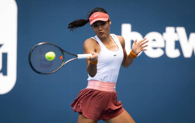 March 24, 2022, MIAMI, FLORIDA, UNITED STATES: Emma Raducanu of Great Britain in action during the second round of the 2022 Miami Open WTA, Tennis Damen 1000 tennis tournament against Katerina Siniakova of the Czech Republic MIAMI UNITED STATES - ZUMAa181 20220324_zaa_a181_032 Copyright: xRobxPrangex