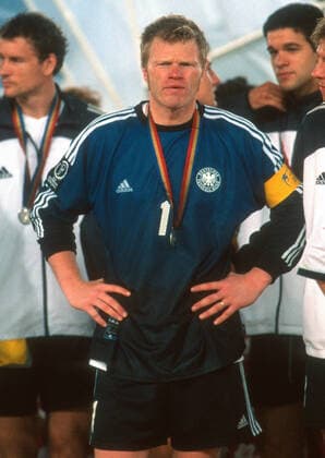 Brazil v Germany 30 June 2002, Yokohama - FIFA World Cup, WM, Weltmeisterschaft, Fussball - Brazil v Germany - German goalkeeper Oliver Kahn reacts to defeat. (photo by Mark Leech) Yokohama Japan *** Brasilien gegen Deutschland 30. Juni 2002, Yokohama FIFA-Weltpokal Brasilien gegen Deutschland Deutscher Torwart Oliver Kahn reagiert auf die Niederlage Foto von Mark Leech Yokohama Japan  Copyright: xMarkxLeechxOffside