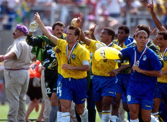 FIFA World Cup, WM, Weltmeisterschaft, Fussball Final 17 July 1994 Pasadena, FIFA World Cup Final, Brazil v Italy - Ronaldo wearing the Italian shirt of Roberto Mussi as he carries an inflatable banana on the lap of honour, following captain Dunga. (photo by Mark Leech) Los Angeles California USA *** FIFA-Fußballweltmeisterschaftsfinale 17. Juli 1994 Pasadena, FIFA-Fußballweltmeisterschaftsfinale, Brasilien gegen Italien Ronaldo trägt das italienische Trikot von Roberto Mussi, während er eine aufblasbare Banane auf der Ehrenrunde trägt, gefolgt von Kapitän Dunga Foto von Mark Leech Los Angeles Kalifornien USA  Copyright: xMarkxLeechxOffside