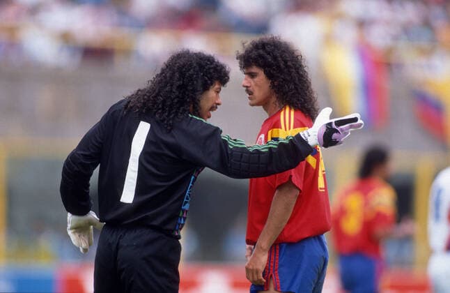 Yugoslavia v Colombia 14 June 1990 - 1990 FIFA World Cup, WM, Weltmeisterschaft, Fussball Italy -Yugoslavia v Colombia - Leonel Alvarez of Colombia listens to his goalkeeper Rene Higuita. (photo by Mark Leech) Bologna Italy *** Jugoslawien gegen Kolumbien 14. Juni 1990 FIFA-Weltpokal Italien Jugoslawien gegen Kolumbien Leonel Alvarez aus Kolumbien hört seinem Torwart Rene Higuita zu Foto von Mark Leech Bologna Italien  Copyright: xMarkxLeechxOffside