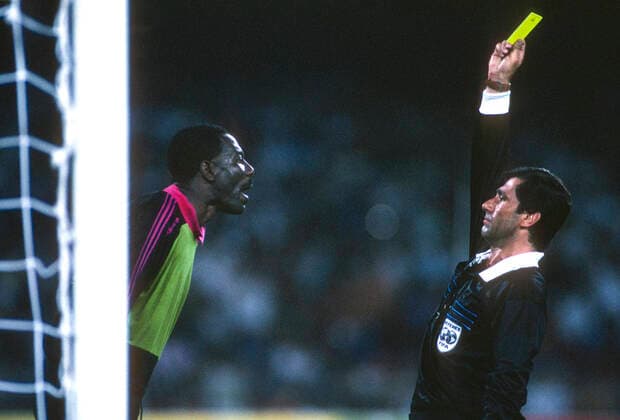 England v Cameroon 01 July 1990 Naples - FIFA World Cup, WM, Weltmeisterschaft, Fussball - Cameroon v England - Cameroon Goalkeeper Thomas N Kono is shown the yeloow card by referee Edgardo Codesal Mendez. (photo by Mark Leech) Napoli Italy *** England gegen Kamerun 01. Juli 1990 Neapel FIFA-Weltpokal Kamerun gegen England Kameruns Torwart Thomas N. Kono erhält von Schiedsrichter Edgardo Codesal Mendez die gelbe Karte Foto von Mark Leech Napoli Italien  Copyright: xMarkxLeechxOffside