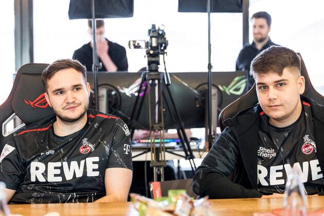 Medienrunde bevestor Virtual Bundesliga 1. FC Koeln; 25.03.2022 Im Mediengespraech: Tim TheStrxngeR Katnawatos und Denis Denis Mueller Medienrunde bevestor Virtual Bundesliga 1. FC Koeln; eSports Lounge RheinEnergie Stadion, Koeln