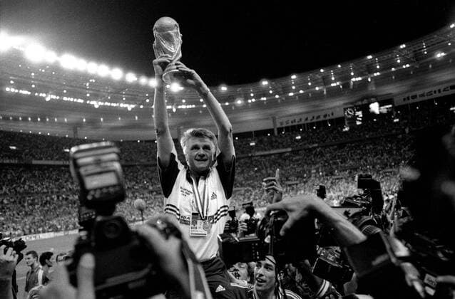 World Cup Final - France v Brazil 12 July 1998 FIFA World Cup, WM, Weltmeisterschaft, Fussball Final - France v Brazil - French coach Aime Jacquet holds aloft the trophy(photo by Mark Leech) Saint-Denis France *** Weltmeisterschaftsfinale Frankreich gegen Brasilien 12. Juli 1998 FIFA-Weltmeisterschaftsfinale Frankreich gegen Brasilien Der französische Trainer Aime Jacquet hält die Trophäe in die Höhe Foto von Mark Leech Saint Denis Frankreich  Copyright: xMarkxLeechxOffside