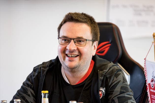 Medienrunde bevestor Virtual Bundesliga 1. FC Koeln; 25.03.2022 Peter Petkus Schwab Medienrunde bevestor Virtual Bundesliga 1. FC Koeln; eSports Lounge RheinEnergie Stadion, Koeln
