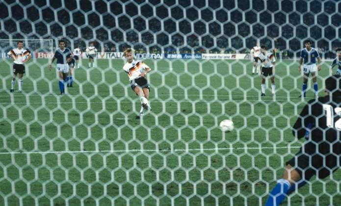 FIFA World Cup, WM, Weltmeisterschaft, Fussball Final 08 July 1990 Rome: FIFA World Cup Final ; Argentina v West Germany - Andreas Brehme of Germany scores the winning goal from the penalty spot. (photo by Mark Leech). Rome Italy *** FIFA-Fußball-Weltmeisterschaftsfinale am 08. Juli 1990 in Rom FIFA-Fußball-Weltmeisterschaftsfinale Argentinien gegen Deutschland Andreas Brehme (Deutschland) erzielt vom Elfmeterpunkt den Siegtreffer Foto  Copyright: xMarkxLeechxOffside