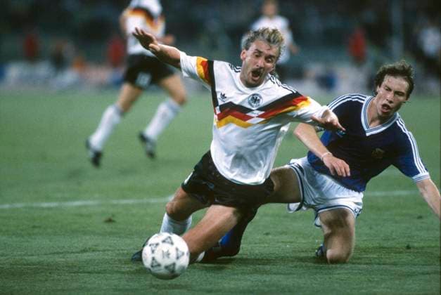 FIFA World Cup, WM, Weltmeisterschaft, Fussball Final 08 July 1990 Rome: FIFA World Cup Final ; Argentina v West Germany - Rudi Voeller of Germany is fouled by Roberto Sensini of Argentina leading to the decisive penalty kick. (photo by Mark Leech). Rome Italy *** FIFA-Fußball-Weltmeisterschaftsfinale 08. Juli 1990 Rom FIFA-Fußball-Weltmeisterschaftsfinale Argentinien gegen Westdeutschland Rudi Völler (Deutschland) wird von Roberto Sensini (Argentinien) gefoult, was zum entscheidenden Elfmeter führt Foto von Mark Leech Rom Italien  Copyright: xMarkxLeechxOffside