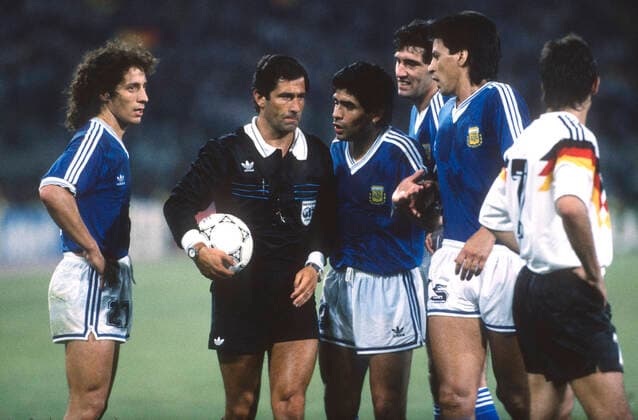 FIFA World Cup, WM, Weltmeisterschaft, Fussball Final 08 July 1990 Rome: FIFA World Cup Final ; Argentina v West Germany - referee CODESAL MENDEZ Edgardo is confronted by Argentinian players including captain Diego Maradona and Pedro Troglio (left). (photo by Mark Leech). Rome Italy *** FIFA-Fußball-Weltmeisterschaftsfinale am 08. Juli 1990 in Rom FIFA-Fußball-Weltmeisterschaftsfinale Argentinien gegen Deutschland Schiedsrichter CODESAL MENDEZ Edgardo steht vor argentinischen Spielern, darunter Kapitän Diego Maradona und Pedro Troglio links Foto von Mark Leech Rom Italien  Copyright: xMarkxLeechxOffside