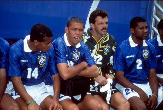 Ronaldo 1994 World Cup 09 July 1994 Dallas: FIFA World Cup, WM, Weltmeisterschaft, Fussball : Brazil v Netherlands : Seventeen year old Ronaldo (centre) sitting on the Brazilian substitutes bench with Cafu (left) goalkeeper GILMAR Rinaldi and Jorginho (far right). Photo: Mark Leech Dallas Texas USA *** Ronaldo Weltmeisterschaft 1994 09. Juli 1994 Dallas Fifa World Cup Brasilien gegen Niederlande Siebzehnjähriger Ronaldo in der Mitte auf der brasilianischen Auswechselbank mit Cafu links Torwart GILMAR Rinaldi und Jorginho ganz rechts Foto Mark Leech Dallas Texas USA  Copyright: xMarkxLeechxOffside
