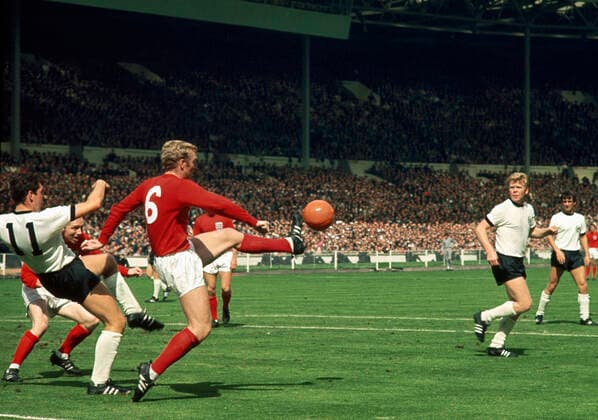 1966 World Cup Final 30 July 1966 - FIFA World Cup, WM, Weltmeisterschaft, Fussball Final - England v West Germany Bobby Moore sticks his foot out to clear the ball Photo: Gerry Cranham Offside London UK *** Endspiel der Fußballweltmeisterschaft 1966 30. Juli 1966 Endspiel der FIFA-Weltmeisterschaft England gegen Westdeutschland Bobby Moore streckt seinen Fuß aus, um den Ball zu klären Foto Gerry Cranham Abseits London UK  Copyright: xGerryxCranhamxOffside