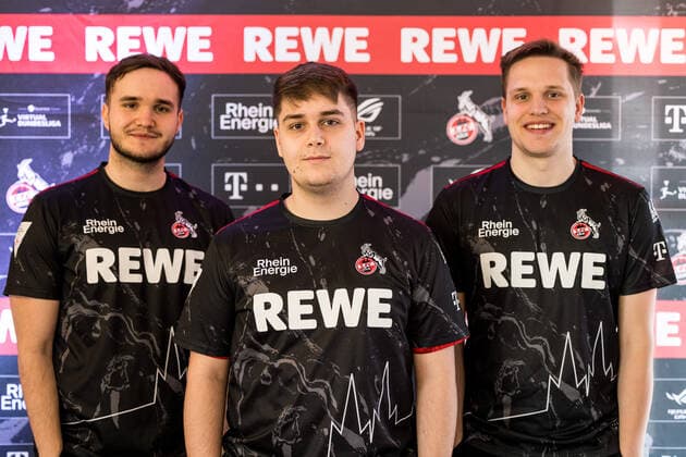 Medienrunde bevestor Virtual Bundesliga 1. FC Koeln; 25.03.2022 Das Team des 1. FC Koeln: Tim TheStrxngeR Katnawatos, Denis Denis Mueller, Lukas Idealz Schmandt (Coach) Medienrunde bevestor Virtual Bundesliga 1. FC Koeln; eSports Lounge RheinEnergie Stadion, Koeln
