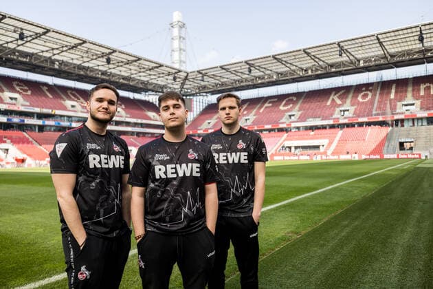 Medienrunde bevestor Virtual Bundesliga 1. FC Koeln; 25.03.2022 Das Team des 1. FC Koeln im RheinEnergie Stadion: Tim TheStrxngeR Katnawatos, Denis Denis Mueller, Lukas Idealz Schmandt (Coach) Medienrunde bevestor Virtual Bundesliga 1. FC Koeln; eSports Lounge RheinEnergie Stadion, Koeln