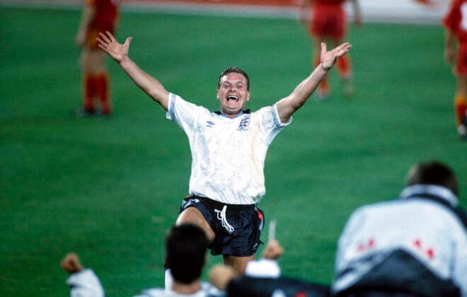 FIFA World Cup, WM, Weltmeisterschaft, Fussball 1990 26 June 1990 World Cup round of 16 - England v Belgium Paul Gascoigne runs to the bench to celebrate after his assist for the late winning England goal. Bologna Italy *** Fifa-Weltmeisterschaft 1990 26. Juni 1990 Achtelfinale England gegen Belgien Paul Gascoigne rennt zur Bank, um nach seinem Assist zum späten Siegtor für England zu feiern Bologna Italien  Copyright: xMarkxLeechxOffside al
