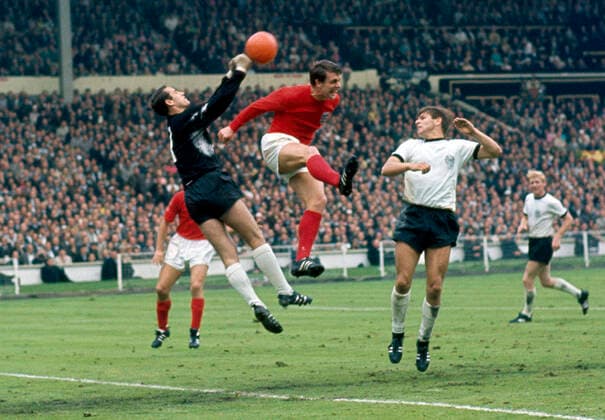 1966 World Cup Final 30 7 1966 Football World Cup Final. England v West Germany. German goalkeeper Hans Tilkowski punches clear from Geoff Hurst. Photo: Gerry Cranham Offside. Wembley London UK *** Endspiel der Fußballweltmeisterschaft 1966 30 7 Endspiel der Fußballweltmeisterschaft 1966 England gegen Westdeutschland Der deutsche Torwart Hans Tilkowski wehrt einen Schuss von Geoff Hurst ab Foto Gerry Cranham Abseits Wembley London UK  Copyright: xGerryxCranhamxOffside al
