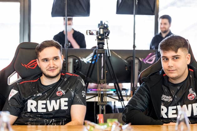 Medienrunde bevestor Virtual Bundesliga 1. FC Koeln; 25.03.2022 Im Mediengespraech: Tim TheStrxngeR Katnawatos und Denis Denis Mueller Medienrunde bevestor Virtual Bundesliga 1. FC Koeln; eSports Lounge RheinEnergie Stadion, Koeln