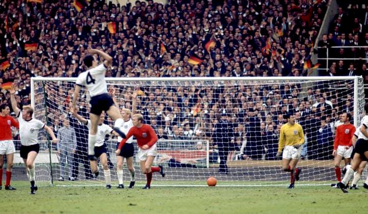 England v West Germany 1966 30 July 1966 - FIFA World Cup, WM, Weltmeisterschaft, Fussball Final - England v West Germany - German players, including Franz Beckenbauer (4), celebrate the late equalising goal by Weber (out of picture) - Bobby Moore and Gordon Banks appear to appeal for an infringement. Photo: Gerry Cranham Wembley UK *** England gegen Westdeutschland 1966 30. Juli 1966 FIFA-Fußballweltmeisterschaftsfinale England gegen Westdeutschland Deutsche Spieler, darunter Franz Beckenbauer 4 , feiern den späten Ausgleichstreffer von Weber aus dem Bild heraus Bobby Moore und Gordon Banks scheinen einen Einspruch wegen eines Verstoßes einzulegen Foto Gerry Cranham Wembley UK  Copyright: xGerryxCranhamxOffside