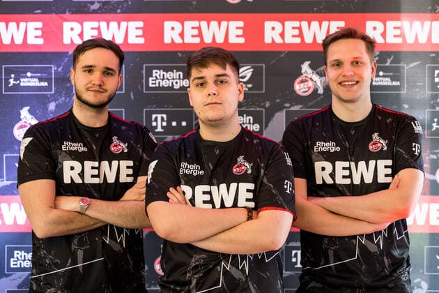 Medienrunde bevestor Virtual Bundesliga 1. FC Koeln; 25.03.2022 Das Team des 1. FC Koeln: Tim TheStrxngeR Katnawatos, Denis Denis Mueller, Lukas Idealz Schmandt (Coach) Medienrunde bevestor Virtual Bundesliga 1. FC Koeln; eSports Lounge RheinEnergie Stadion, Koeln