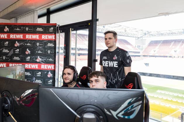 Medienrunde bevestor Virtual Bundesliga 1. FC Koeln; 25.03.2022 Trainingseinheiten in der neuen eSports Lounge im RheinEnergie Stadion: Tim TheStrxngeR Katnawatos (mit Headset), Denis Denis Mueller und Lukas Idealz Schmandt (Coach, stehend) Medienrunde bevestor Virtual Bundesliga 1. FC Koeln; eSports Lounge RheinEnergie Stadion, Koeln