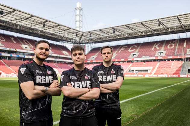 Medienrunde bevestor Virtual Bundesliga 1. FC Koeln; 25.03.2022 Das Team des 1. FC Koeln im RheinEnergie Stadion: Tim TheStrxngeR Katnawatos, Denis Denis Mueller, Lukas Idealz Schmandt (Coach) Medienrunde bevestor Virtual Bundesliga 1. FC Koeln; eSports Lounge RheinEnergie Stadion, Koeln
