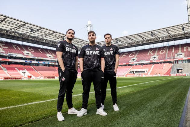 Medienrunde bevestor Virtual Bundesliga 1. FC Koeln; 25.03.2022 Das Team des 1. FC Koeln im RheinEnergie Stadion: Tim TheStrxngeR Katnawatos, Denis Denis Mueller, Lukas Idealz Schmandt (Coach) Medienrunde bevestor Virtual Bundesliga 1. FC Koeln; eSports Lounge RheinEnergie Stadion, Koeln