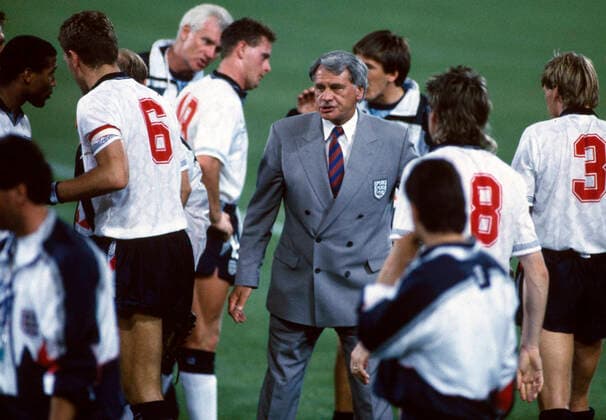 FIFA World Cup, WM, Weltmeisterschaft, Fussball - England v Belgium 26 June 1990 - Fifa World Cup - England v Belgium - England manager Bobby Robson talks to his players before the start of Extra Time. Bologna Italy *** FIFA-Weltpokal England gegen Belgien 26. Juni 1990 Fifa-Weltpokal England gegen Belgien Englands Trainer Bobby Robson spricht vor Beginn der Verlängerung zu seinen Spielern Bologna Italien  Copyright: xMarkxLeechxOffside