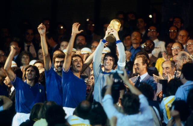 FIFA World Cup, WM, Weltmeisterschaft, Fussball Final 1982 11 July 1982 Fifa World Cup Final - Italy v West Germany - Italy Goalkeeper and Captain Dino Zoff lifts the World Cup trophy. Photo: Mark Leech Madrid Spain *** FIFA-Fußball-Weltmeisterschaftsfinale 1982 11. Juli 1982 Fußball-Weltmeisterschaftsfinale Italien gegen Westdeutschland Italiens Torwart und Kapitän Dino Zoff hebt den Weltmeisterschaftspokal Foto Mark Leech Madrid Spanien  Copyright: xMarkxLeechxOffside