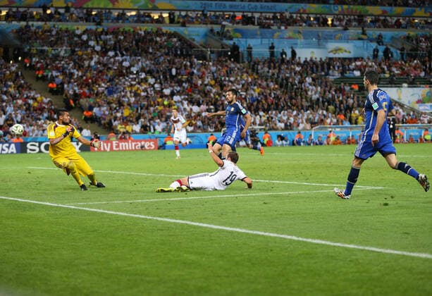 Football - 2014 FIFA World Cup, WM, Weltmeisterschaft, Fussball - Final - Germany v Argentina 13 July 2014 - FIFA World Cup - Final - Germany v Argentina - Mario Gotze of Germany scores the winning goal as Ezequiel Garay (L) and Martin Demichelis of Argentina (R) look on - Photo: Marc Atkins Offside. Rio de Janeiro Brazil *** Fußball Endspiel der FIFA Fussball-Weltmeisterschaft 2014 Deutschland gegen Argentinien 13. Juli 2014 Endspiel der FIFA Fussball-Weltmeisterschaft Deutschland gegen Argentinien Mario Götze (Deutschland) erzielt den Siegtreffer, während Ezequiel Garay (L) und Martin Demichelis (Argentinien, R) zusehen Foto Marc Atkins Abseits Rio de Janeiro Brasilien  Copyright: xMarcxAtkinsxOffside