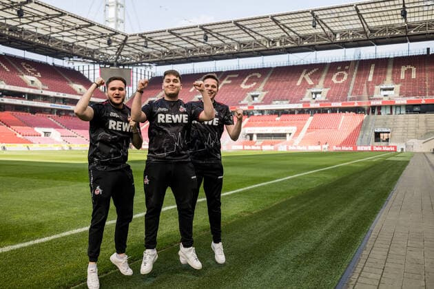 Medienrunde bevestor Virtual Bundesliga 1. FC Koeln; 25.03.2022 Das Team des 1. FC Koeln im RheinEnergie Stadion: Tim TheStrxngeR Katnawatos, Denis Denis Mueller, Lukas Idealz Schmandt (Coach) Medienrunde bevestor Virtual Bundesliga 1. FC Koeln; eSports Lounge RheinEnergie Stadion, Koeln