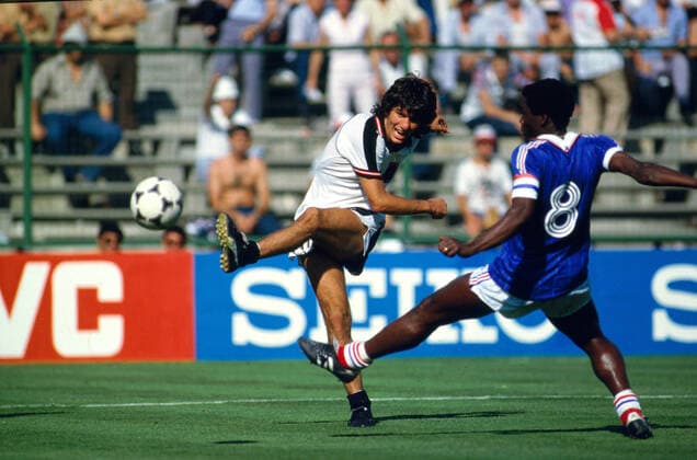FIFA World Cup, WM, Weltmeisterschaft, Fussball 1982 Fifa World Cup 28 June 1982 - Austria v France - Reinhold HINTERMAIER shoots as French captain Marius Tresor cannot block the ball. Photo: Mark Leech Madrid Spain *** FIFA Fussball-Weltmeisterschaft 1982 Fussball-Weltmeisterschaft 28. Juni 1982 Österreich gegen Frankreich Reinhold HINTERMAIER schießt, der französische Kapitän Marius Tresor kann den Ball nicht abwehren Foto Mark Leech Madrid Spanien  Copyright: xMarkxLeechxOffside al