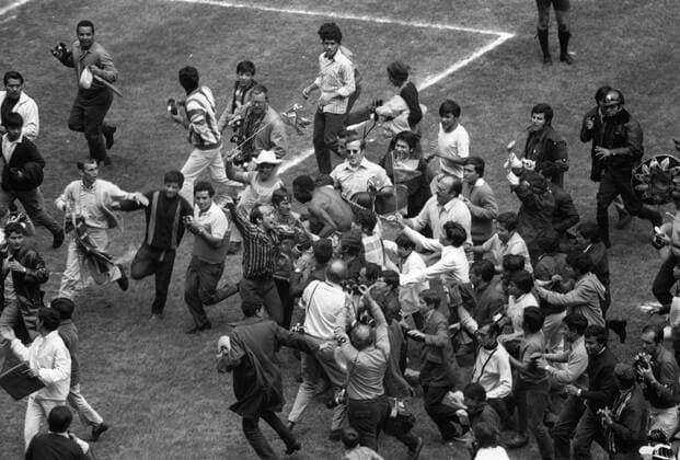 1970 World Cup Final - Brazil v Italy 21 June 1970 - FIFA World Cup, WM, Weltmeisterschaft, Fussball Final - Brazil v Italy - Pele of Brazil is lifted up by the Brazil fans invading the pitch. Mexico City Mexico *** Endspiel der Fußballweltmeisterschaft 1970 Brasilien gegen Italien 21. Juni 1970 Endspiel der FIFA Fußballweltmeisterschaft Brasilien gegen Italien Der brasilianische Nationalspieler Pelé wird von den brasilianischen Fans, die das Spielfeld stürmen, hochgehoben Mexiko-Stadt Mexiko  Copyright: xGerryxCranhamxOffside al
