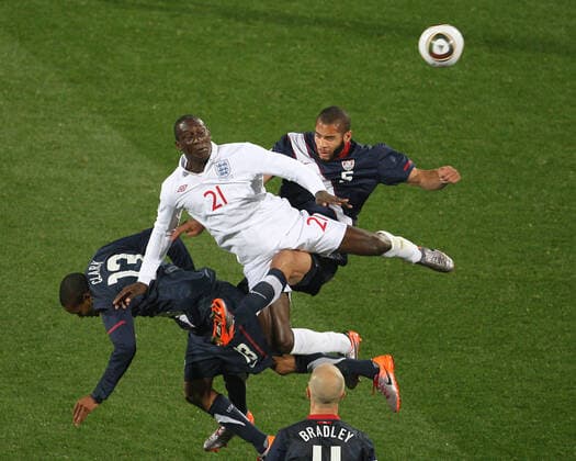 England v USA 12 06 2010 World Cup football. England v United States of America. Emile Heskey jumps for the high ball against Oguchi Onyewu. Photo: Mark Leech. Rustenburg South Africa *** England gegen USA 12 06 2010 Fußball-Weltmeisterschaft England gegen Vereinigte Staaten von Amerika Emile Heskey springt nach dem hohen Ball gegen Oguchi Onyewu Foto Mark Leech Rustenburg Südafrika  Copyright: xMarkxLeechxOffside al