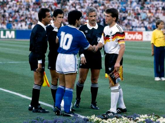FIFA World Cup, WM, Weltmeisterschaft, Fussball 1990 8 7 1990 Football World Cup 1990. West Germany v Argentina. Captains Diego Maradona and Lothar Matthaus shake hands. Photo: Mark Leech Offside Rome Italy *** Fußball-Weltmeisterschaft 1990 8 7 1990 Fußball-Weltmeisterschaft 1990 Westdeutschland gegen Argentinien Die Kapitäne Diego Maradona und Lothar Matthäus geben sich die Hand Foto Mark Leech Abseits Rom Italien  Copyright: xMarkxLeechxOffside al