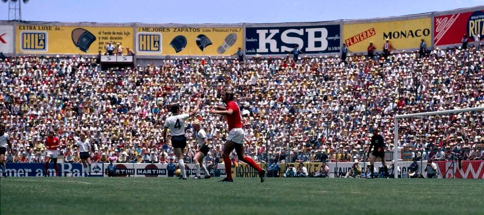 1970 FIFA World Cup, WM, Weltmeisterschaft, Fussball 14 6 1970 Leon : Football World Cup 1970. West Germany v England. Germany clear the ball inside the Estadio Nou Camp. Photo: Gerry Cranham Offside. Leon Mexico *** 1970 Fifa World Cup 14 6 1970 Leon Football World Cup 1970 West Germany v England Deutschland klärt den Ball im Estadio Nou Camp Foto Gerry Cranham Offside Leon Mexico  Copyright: xGerryxCranhamxOffside al