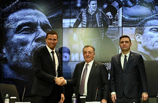 Sport Themen der Woche KW12 Besiktas s new Coach Valerien Ismael has signed a contract , Istanbul , Turkey on March 25 , 2022. ( Photo Seskimphoto ) Pictured: Coach Valerien Ismael (L) and President Ahmet Nur Cebi (C) 
