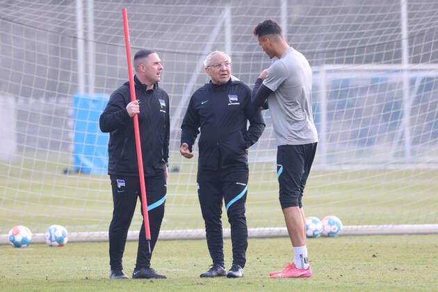 Sport Themen der Woche KW12 DEU, DFL, 1. FBL Hertha BSC, Training, 25.03.2022, Sportforum, Berlin, DEU, DFL, 1. FBL Hertha BSC, Training, im Bild Cheftrainer Felix Magath (Hertha BSC Berlin), Co-Trainer Mark Fotheringham (Hertha BSC Berlin), Davie Selke (Hertha BSC Berlin 7) DFL - regulations prohibit any use of Photographs as image sequences and or quasi-video Foto: Juergen Engler Foto: Engler nordphoto GmbH *** DEU, DFL, 1 FBL Hertha BSC, Training, 25 03 2022, Sportforum, Berlin, DEU, DFL, 1 FBL Hertha BSC, Training, in picture head coach Felix Magath Hertha BSC Berlin , co coach Mark Fotheringham Hertha BSC Berlin , Davie Selke Hertha BSC Berlin 7 DFL regulations prohibit any use of Photographs as image sequences and or quasi video Foto Juergen Engler Foto Engler nordphoto GmbH nordphotoxGmbHx xEngler nph00076
