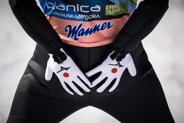 Sport Themen der Woche KW12 Sport Bilder des Tages Skispringen, WC Planica SKI FLYING - FIS WC Planica PLANICA,SLOVENIA,25.MAR.22 - NORDIC SKIING, Ski jumping, Skispringen, Ski, nordisch SKI FLYING - FIS World Cup. Image shows hands and back of Yukiya Sato (JPN).  GEPAxpictures xMaticxKlansek
