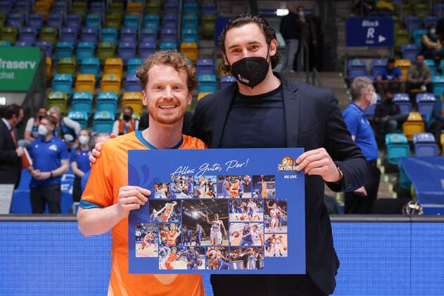 Fraport Skyliners - ratiopharm Ulm, easyCredit-BBL Manager Marco Völler (Fraport Skyliners) überreicht Per Günther (Ulm, 6) eine Collage. Basketball-Spiel der easyCredit BBL zwischen den Fraport Skyliners und ratiopharm Ulm am 25. März 2022 in der Ballsporthalle in Frankfurt am Main., Frankfurt am Main Hessen Deutschland Ballsporthalle