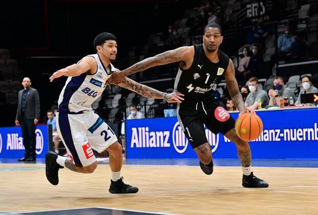 19.03.2022 - Basketball - Saison 2021 2022 - 2. Bundesliga Pro-A - 31. Spieltag: Nürnberg Falcons Basketball Club NBC - Eisbären Bremerhaven - - Ethan Herrera Alvano (21, Eisbären Bremerhaven) Dupree Mc Brayer (1, Nürnberg Falcons BC NBC )