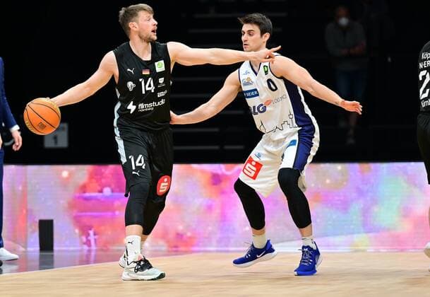 19.03.2022 - Basketball - Saison 2021 2022 - 2. Bundesliga Pro-A - 31. Spieltag: Nürnberg Falcons Basketball Club NBC - Eisbären Bremerhaven - - Dupree Mc Brayer (1, Nürnberg Falcons BC NBC ) Shane Michael Richards (0,, Eisbären Bremerhaven)